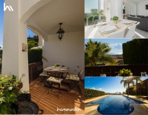 Moderno apartamento, con terraza privada y vistas parciales al mar en Puerto del Almendro, Benahavis, Benahavis